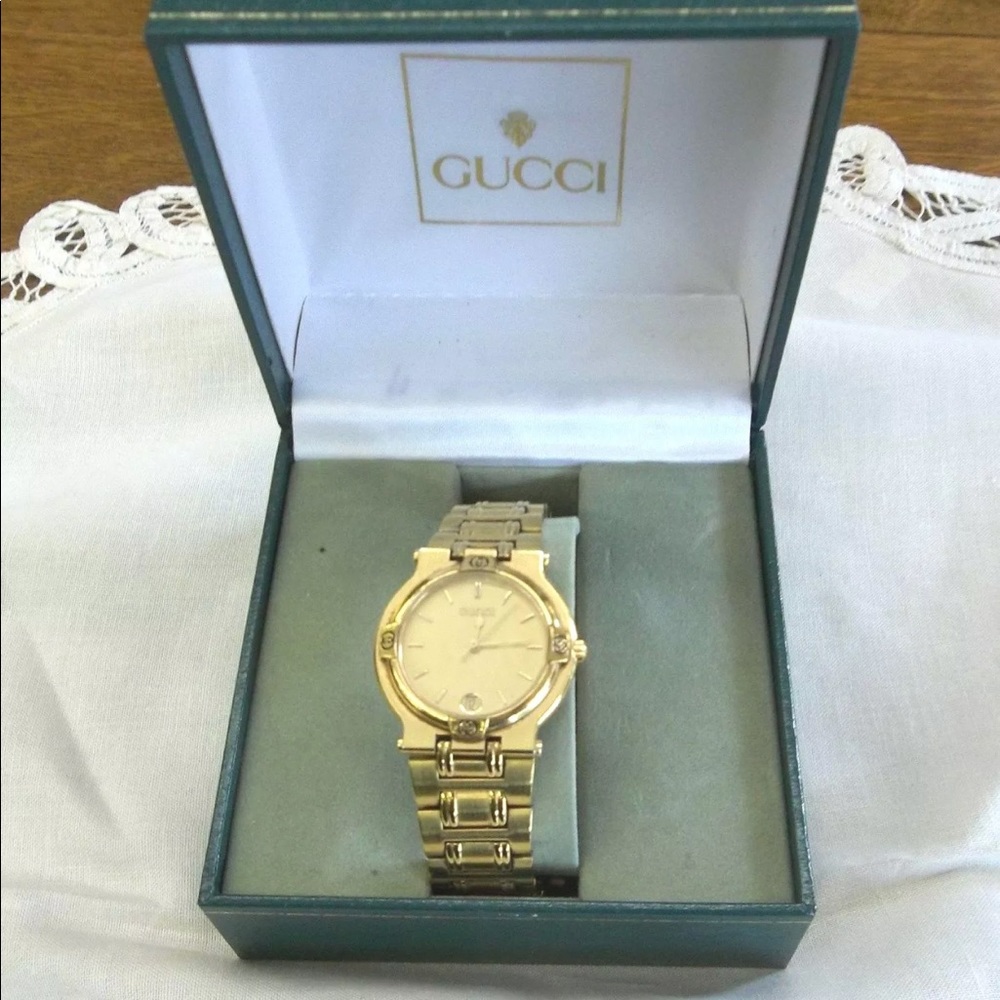 gold Gucci Watch 9200M quartz watch